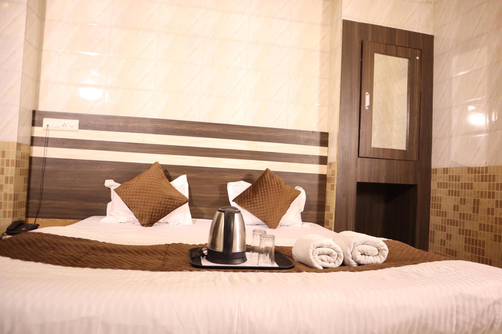 Hotel P R Palace Lucknow Buitenkant foto