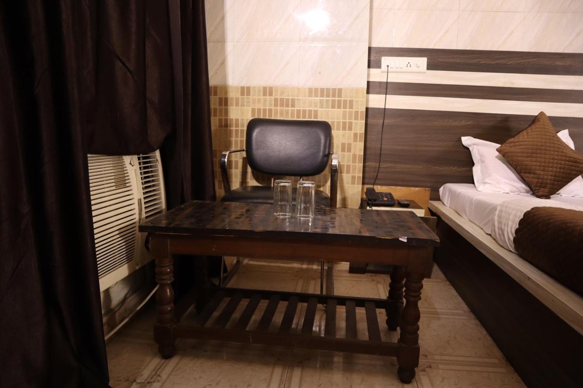 Hotel P R Palace Lucknow Buitenkant foto
