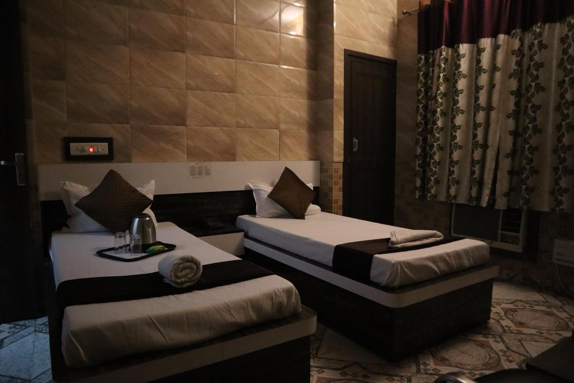 Hotel P R Palace Lucknow Buitenkant foto